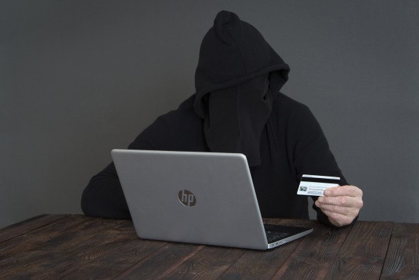 Мошенники не отступают от детей: аферисты представляются медработниками и выманивают код из смс Как сообщает РИА Новости, по данным материалов МВД, с которыми ознакомилось агентство, "мошенники, представляясь сотрудником поликлиники или даже школьным медработником под предлогом прохождения медицинского осмотра или сдачи анализов путём онлайн записи, выманивают у детей код, полученный СМС-сообщений". Родителям рекомендуют ограничить доступ детей к подозрительным приложениям и сайтам. Также сообщалось, что мошенники вовлекают подростков в якобы легкий заработок, вербуя в дропперы. Nikolay Gyngazov/Global Look Press