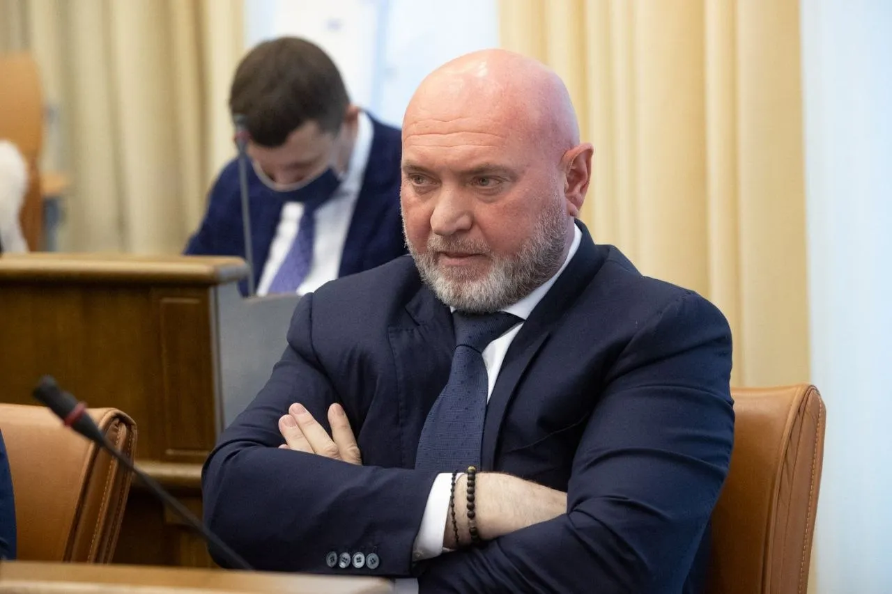 Вице спикеру Заксобрания Красноярского края Сергею Натарову дали 14 лет колонии Такой же срок получил его сын Антон он взят под стражу в зале суда Обоим также назначили штраф 4 млн рублей Суд установил что в составе преступной группы Натаровы осуществляли хищения в Игарке выводя деньги через подконтрольные компании в том числе красноярские СМИ В деле кроме Натаровых еще 10 подсудимых Приговор не вступил в законную силу Напомним Сергей Натаров был задержан в декабре 2021 года всё это время находился в СИЗО В Заксобрании он представляет ЛДПР Мы в МАКС