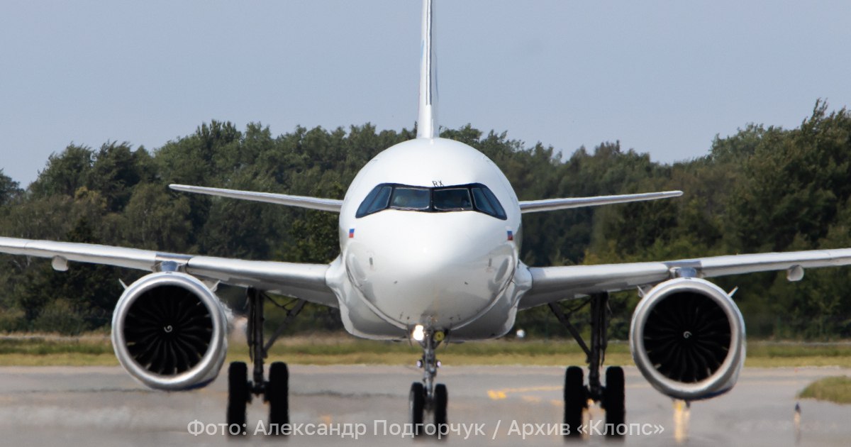 Минтранс Туристов лишат субсидированных билетов в пользу калининградцев Минтранс сократит число пассажиров которые смогут купить льготные авиабилеты в Калининград в пользу жителей региона Об этом заявил замглавы ведомства Владимир Потешкин на совещании в Совете Федерации О совершенствовании механизма субсидирования авиаперелётов для жителей Калининградской области Забирая из туристического потока и отдавая жителям Калининградской области мы должны понимать что будет делать регион Поэтому нужно взвесить все за и против разложить всю эту историю поговорить с туристическими операторами с Минэкономразвития как они видят эту историю отметил Потешкин добавив что вариант с переносом льгот в пользу калининградцев был предложен самим регионом в рамках встреч на площадках министерства