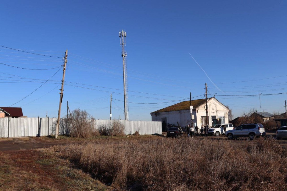В деревне Сафоново и селе Устьянцево появился быстрый мобильный интернет   gubernia74 ru articles society 1137024 В Красноармейском округе Челябинской области жители двух небольших населенных пунктов получили доступ к современным услугам связи В деревне Сафоново и селе Устьянцево где проживают около 600 человек заработали новые базовые станции обеспечивающие скоростной мобильный интернет четвертого поколения и надежную голосовую связь С каждым годом все больше населенных пунктов Красноармейского округа получают современные услуги связи что делает жизнь людей гораздо удобнее и проще сказал глава Красноармейского округа Сергей Сергеев   t me chgub