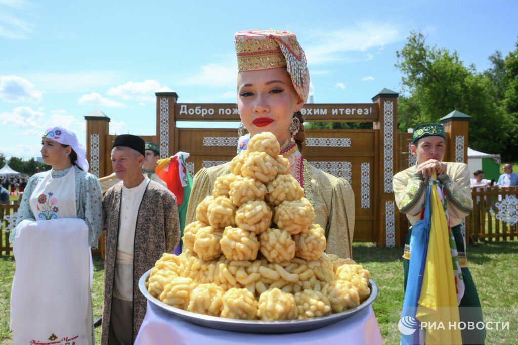ГОСТ на чак чак появился в России Согласно госстандарту Поверхность десерта должна быть неровная покрыта сиропом или медом не подгорелая Чак чак должен иметь форму конуса пирамиды или полусферы состоять из обжаренных в масле палочек из теста не более 1 сантиметра в диаметре Цвет может быть от светло желтого золотистого до светло коричневого Допускается использование в рецептуре шоколада ядер орехов и сушеных фруктов Чак чак не должен вонять предписывается аромат и привкус меда Подписаться на РИА Новости