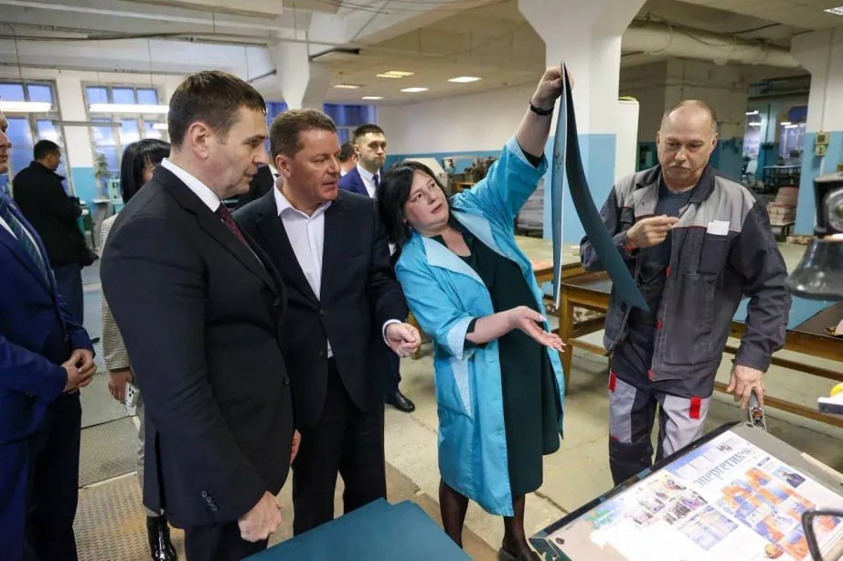 130 лет на службе печати Хабаровская краевая типография старейшее полиграфическое предприятие Дальнего Востока отметила 130 летие со дня основания На торжественном собрании губернатор края Дмитрий Демешин наградил лучших сотрудников Типография начала свою историю 29 января 1896 года по распоряжению генерал губернатора Сергея Духовского Здесь печатались центральные и региональные издания Правда Известия Комсомольская правда Тихоокеанская звезда а также десятки тысяч книг дальневосточных авторов Сегодня предприятие остаётся крупнейшим на Дальнем Востоке полиграфическим центром полного цикла Около половины СМИ региона печатные и благодаря вашему труду жители получают достоверную информацию как и сто лет назад отметил Демешин Губернатор подчеркнул что типография сыграла важную роль в культурной истории края именно здесь впервые публиковались книги Арсеньева Сысоева Лепетухина и других дальневосточных писателей Почётное звание Заслуженный работник сферы массовых коммуникаций Хабаровского края получили инженер технолог Татьяна Короткова и генеральный директор Константин Яниев Сотрудникам также вручили благодарственные письма губернатора За век с лишним у вас немало достижений Желаю всему коллективу добра сил и новых успехов добавил глава региона Подписывайтесь на Amur Inside