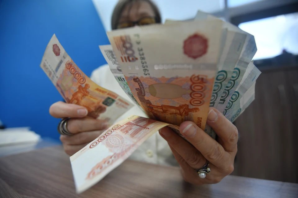 От 10 до 15%: магнитогорским заводчанам повысят зарплату На Магнитогорском металлургическом комбинате вступает в силу повышение тарифных ставок и окладов работников. С 1 июня 2025 года рост составит от 10 до 15%. Приказ уже подписан гендиректором предприятия Павлом Шиляевым, говорится на официальном сайте компании: – При расчете тарифов применен дифференцированный подход – в зависимости от присвоенного работнику разряда рост тарифных ставок составит от 10 до 15%. В пресс-службе комбината также отметили, что в прошлом году зарплату заводчан индексировали дважды. Благодаря чему средний доход работников вырос на 21,7% по сравнению с 2023-м.