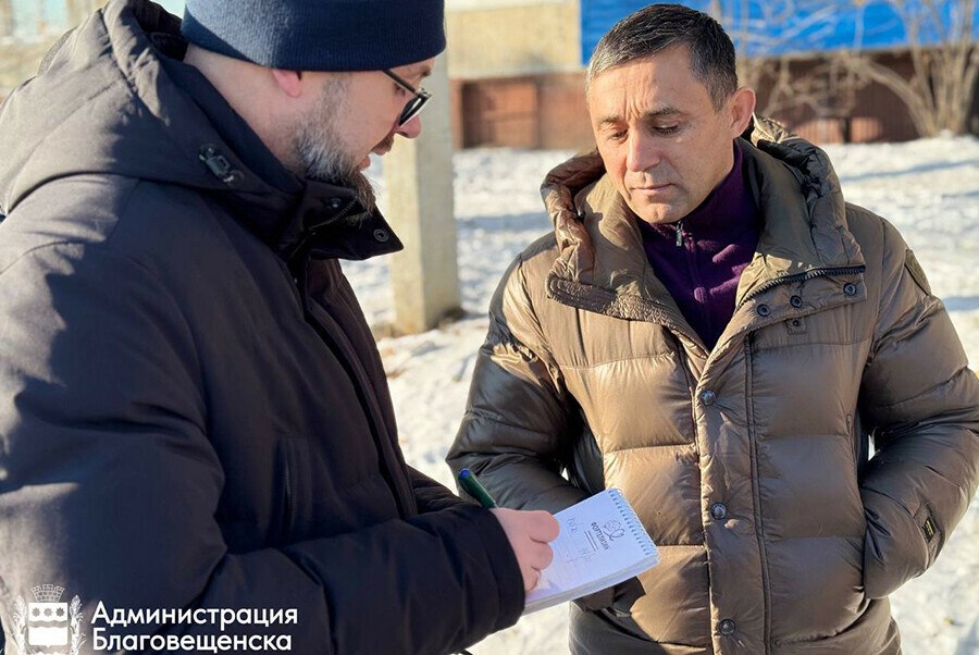 С наступлением отопительного сезона у жителей города периодически возникают вопросы касающиеся организации теплоснабжения Мэр Олег Имамеев в очередной раз проехал по домам чьи жители сообщали о проблемах Сейчас специалисты проводят полное обследование ветки от которой дом 86 на улице Северной получает тепло Для этого привлекаются все управляющие компании которые обслуживают дома находящиеся на ветке Планируется полностью проверить тепловой узел каждого потребителя чтобы выявить и устранить причину по которой в квартирах недостаточно тепло Однако как показывает практика в большинстве случаев причиной является недостаточное давление в сети теплоснабжения и неравномерное распределение теплоносителя от ТЭЦ Сейчас приходится разбираться с каждым адресом отдельно тогда как по мнению мэра необходимо подходить к решению проблемы комплексно привлекая все службы и ресурсоснабжающие организации и представителей управляющих компаний За стабильное теплоснабжение в городе отвечает не одно ведомство или компания Это общая задача и ресурсоснабжающих организаций и коммунальщиков в том числе управляющих компаний и администрации города Необходимо уйти от практики когда при возникновении проблемы каждый пытается переложить ответственность на другого Людям по большому счету все равно кто именно из нас должен отремонтировать или отрегулировать что то в системе Жители Благовещенска должны быть уверены в том что у них дома будет комфортно и тепло поэтому необходимо выстроить работу так чтобы решить вопрос комплексно отметил Олег Имамеев Мэр поручил профильному заму Виталию Рудненку организовать эту работу и отчитываться по ней еженедельно Главная цель стабилизировать теплоснабжение городских домов в условиях большой нагрузки на коммунальную инфраструктуру сообщили в мэрии Благовещенска Параллельно в Благовещенске продолжают модернизацию системы ЖКХ строят мощные газовые котельные и новые сети рассчитанные на большую нагрузку Это необходимо так как город развивается строятся многоквартирные дома школы и предприятия Первую в Благовещенске газовую котельную запустили в работу осенью прошлого года еще три планируют построить Современные теплогенерации должны появиться в районах Лазурный берег Серебряная миля и в квартале Амурская Первомайская Ленина переулок Затонский