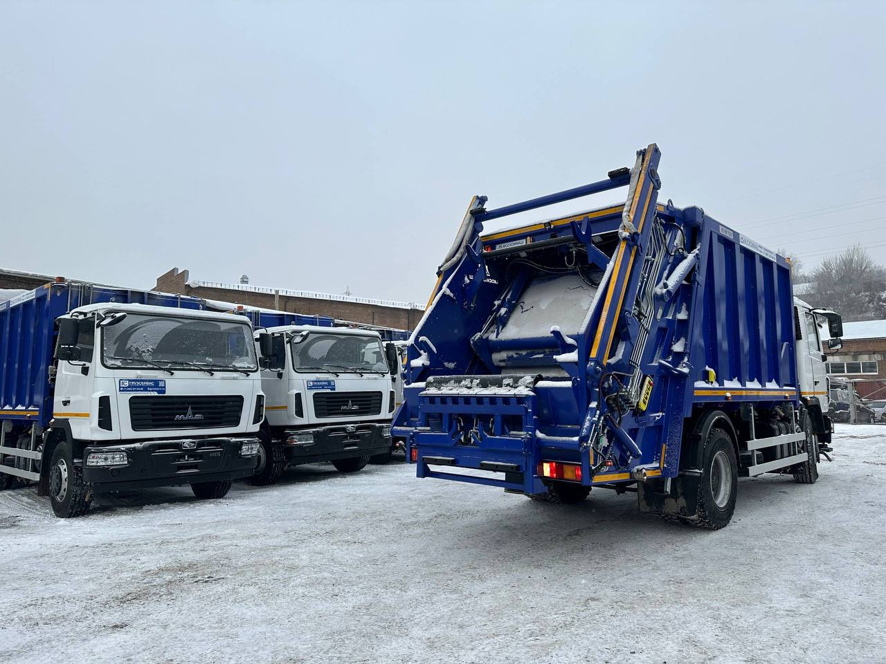 В Красноярске начнется использование новых мусоровозов Девять современных автомобилей уже готовы к работе в Советском и Октябрьском районах еще 11 ожидаются до февраля Эти машины компактны и производительны за один рейс могут вывезти до восьми тонн отходов Они соответствуют современным экологическим стандартам и произведены в России что упрощает обслуживание Новые мусоровозы пополнят автопарк регионального оператора который насчитывает около 130 единиц техники