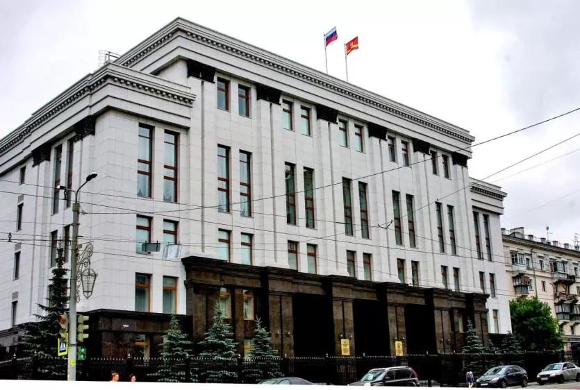 В Челябинской области расширят соцподдержку семьям участников СВО Губернатор Челябинской области Алексей Текслер принял решение расширить социальную поддержку семей участников специальной военной операции за счет средств регионального бюджета. Как сообщает сегодня, 19 мая, пресс-служба областного правительства, теперь при отсутствии прямых родственников право на единовременные выплаты предоставляется их опекунам и попечителям, братьям и сестрам, бабушкам и дедушкам в установленном порядке. Кроме этого, упрощены условия получения отдельных региональных выплат для самих военнослужащих. «Считаем необходимым расширить круг тех, кто может рассчитывать на поддержку от региона. Это не просто формальность, а реальная помощь тем, кто оказался в сложной ситуации. Мы стремимся сделать процедуру получения выплат максимально простой и понятной, чтобы люди могли сосредоточиться на самом главном – на поддержке своих близких», - подчеркнул Алексей Текслер. URALPRESS.RU