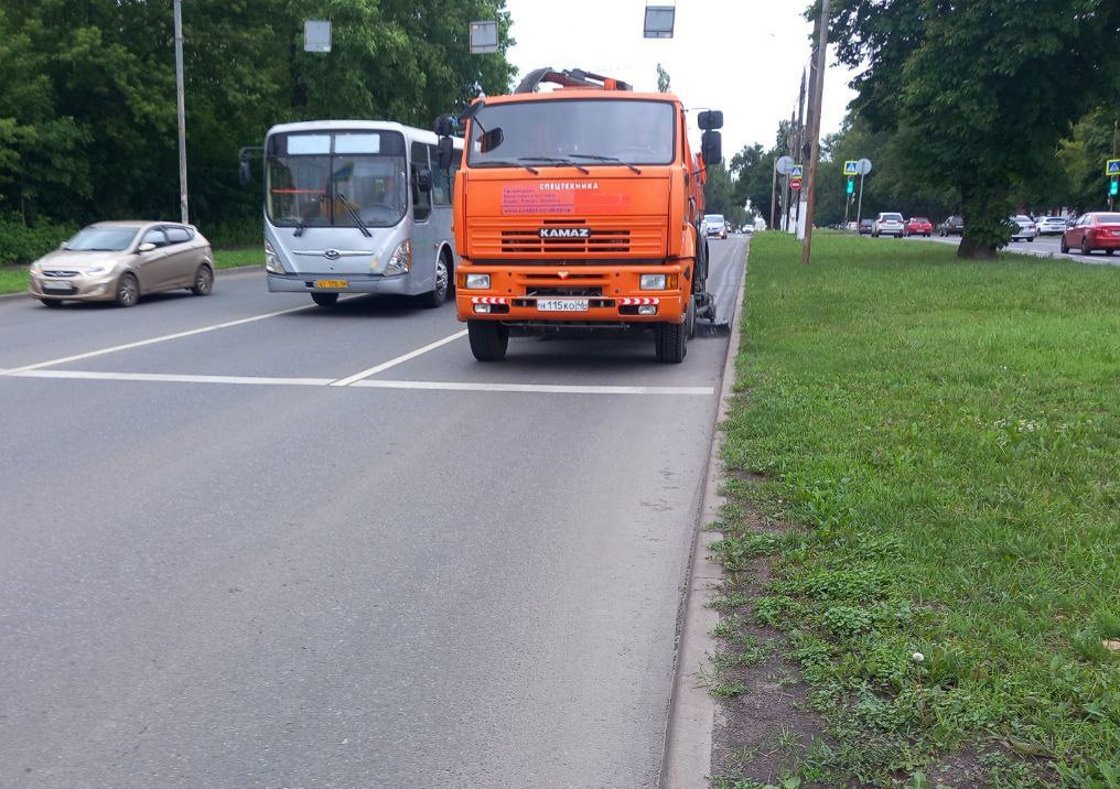 68 сотрудников и 53 единицы техники очищают улицы Курска от мусора В комитете ЖКХ сообщили, что специалисты подрядных организаций убирают дороги, тротуары, остановочные павильоны и прилегающие территории. На контроле — очистка объектов от пыли и грязи, а также влажная уборка, стрижка газонов вдоль дорог. Фото: администрация города Курска.