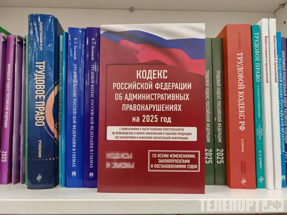 Штрафом за отказ сесть в машину наказали жителя Селемджинского района Мужчина не подчинился полицейским Селемджинский районный суд рассмотрел дело об административном правонарушении совершенном жителем поселка Февральск Мужчину наказали за неповиновение законному требованию сотрудника полиции ч 1 ст 19 3 КоАП РФ Случай произошел в ночь на 2 ноября Полицейские попросили амурчанина пройти в служебный автомобиль чтобы дать объяснения по поводу побоев нанесенных женщине Но он не подчинился На суде мужчина признал вину и выразил раскаяние Суд учел наличие у него несовершеннолетних детей что стало смягчающим обстоятельством В итоге виновному назначено наказание в виде административного штрафа на сумму 4 тысячи рублей сообщили в пресс службе судов Амурской области ТЕЛЕПОРТ РФ здесь все об Амурской области  Мы в МАХ  Написать нам