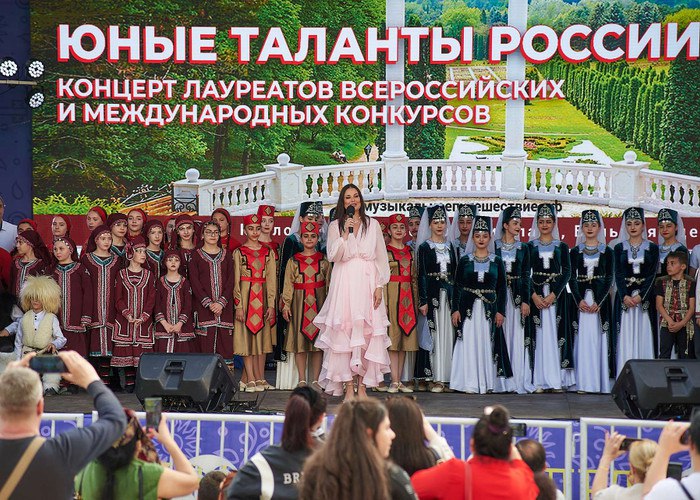 Всероссийский фестиваль «Моя Россия: музыкальное путешествие», стартовавший в Пскове прошлой осенью, завершился в Кисловодске, собрав более 2 тысяч юных музыкантов из восьми городов.