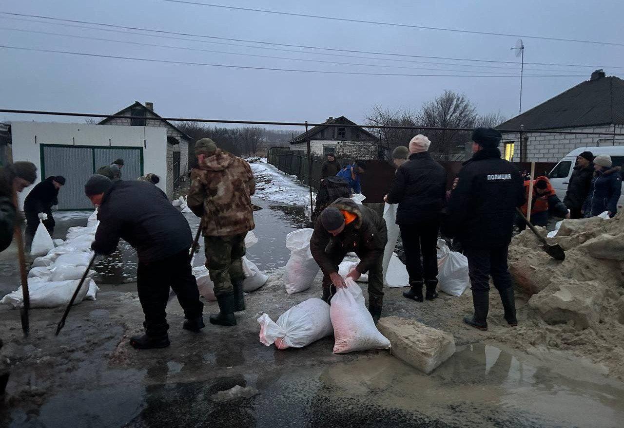 Троицкие правоохранители помогли местным жителям справиться с паводком Сотрудники Отдела МВД России Троицкий помогли жителям улицы Ленина в селе Лантратовка где подтопление домов стало реальной угрозой справиться с паводком Вместе с местными жителями полицейские разложили мешки с песком и возвели импровизированные дамбы высотой в полметра спасая подворья от набегающей волны Далее для перенаправления потока воды стражи порядка помогли прокопать ливнёвки начиная с самых уязвимых мест под домами где скапливалась вода Совместными усилиями правоохранителей и местного населения удалось побороть стихию и не допустить неприятных последствий паводка для жителей Троицкого округа