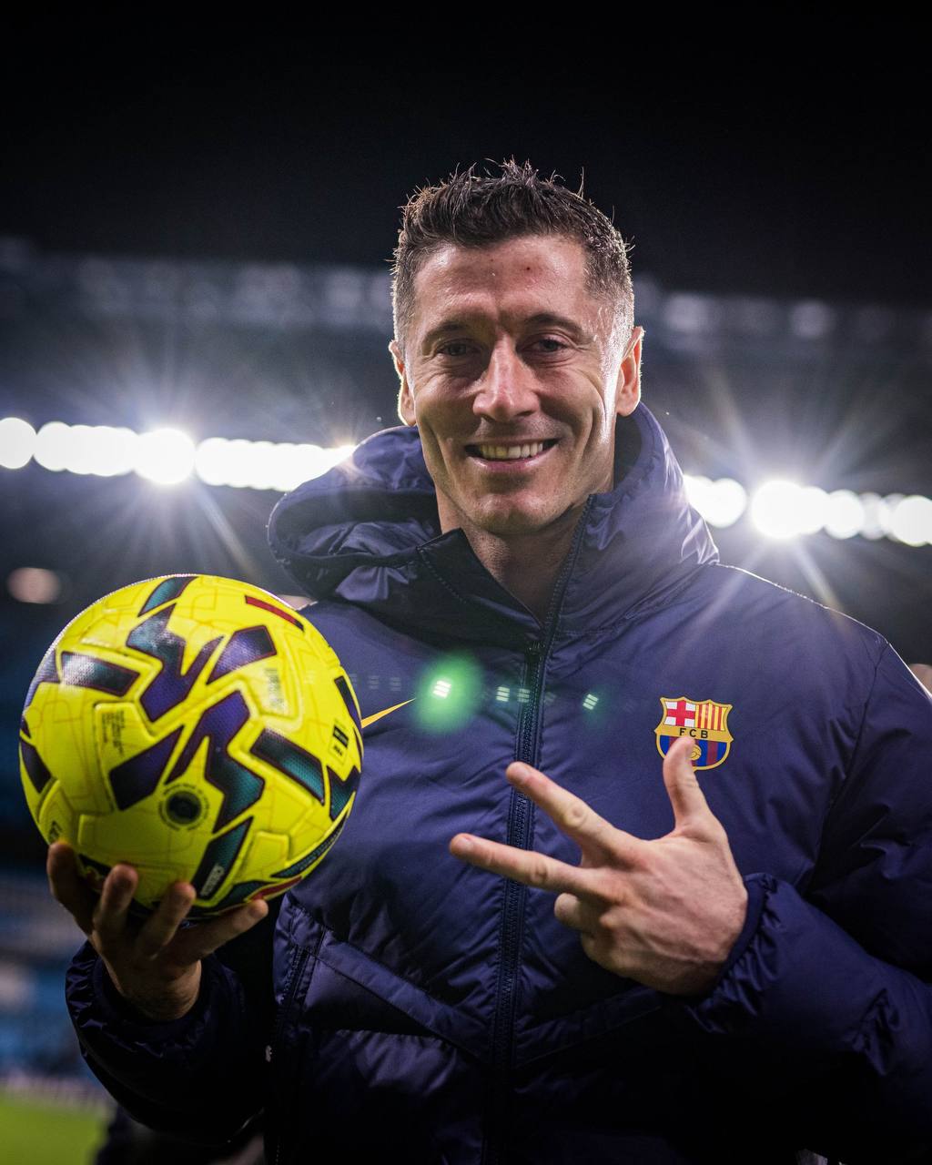 Левандовский может завершить карьеру если Барселона не продлит с ним контракт Как сообщает sport es 37 летний нападающий хочет остаться в каталонском клубе и даже готов принять роль футболиста ротации Если же Барселона не захочет продлевать контракт а предложения других клубов не устроят поляка он будет готов завершить карьеру По информации СМИ Левандовского не интересует переезд в Саудовскую Аравию на высокую зарплату он хочет остаться в Европе и соревноваться на высоком уровне Текущее соглашение с форвардом истекает в конце сезона 2025 26 Подписывайтесь на РИА Новости Спорт в MAX