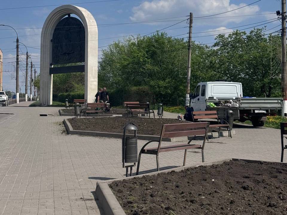 Живое украшение города Уже совсем скоро на улицах Курска начнут благоухать цветники и клумбы. — На улице Сонина планируем высадить более 14 000 однолетних цветов. Это будет композиция из петунии и агератума в бело-голубой цветовой гамме, — рассказал и.о. главы города Сергей Котляров. Всего в этом сезоне Курск будут украшать в общей сложности свыше 180 тысяч цветов. «Вести.Курск». Только проверенная информация.