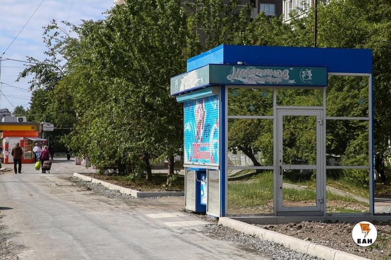 Все киоски равны перед законом в Екатеринбурге, даже с продукцией местного производителя Именно так решили в мэрии, отправляя на вынос почти 30 ларьков с мороженым от местного хладокомбината № 3, пишут наши коллеги из портала Е1. Торговые точки должны освободить участки до конца июля. До этого под снос пошли киоски с прессой, что удивило свердловского омбудсмена Татьяну Мерзлякову. Отметим, что еще в 2017-2018 годах в комитете по товарному рынку администрации Екатеринбурга был иной подход к киоскам с прессой и мороженым. Чиновники полагали, что из всех НТО только эти виды торговли имели право на существование в центре города. Теперь же в мэрии ссылаются на изменение законодательства.