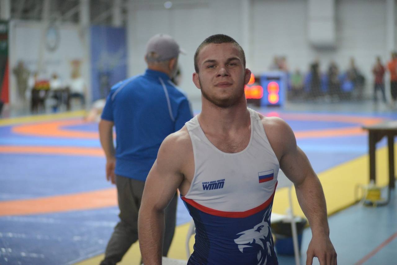 Ставрополец взял бронзу на чемпионате СКФО по вольной борьбе. Соревнования собрали во Владикавказе более 230 спортсменов-мужчин. Бронзовую медаль в категории до 61 килограмма получил ставропольский силач Лев Проломов. Спортсмен в юбке отправится на чемпионат страны, который пройдет в Москве, сообщили в краевом Минспорта.