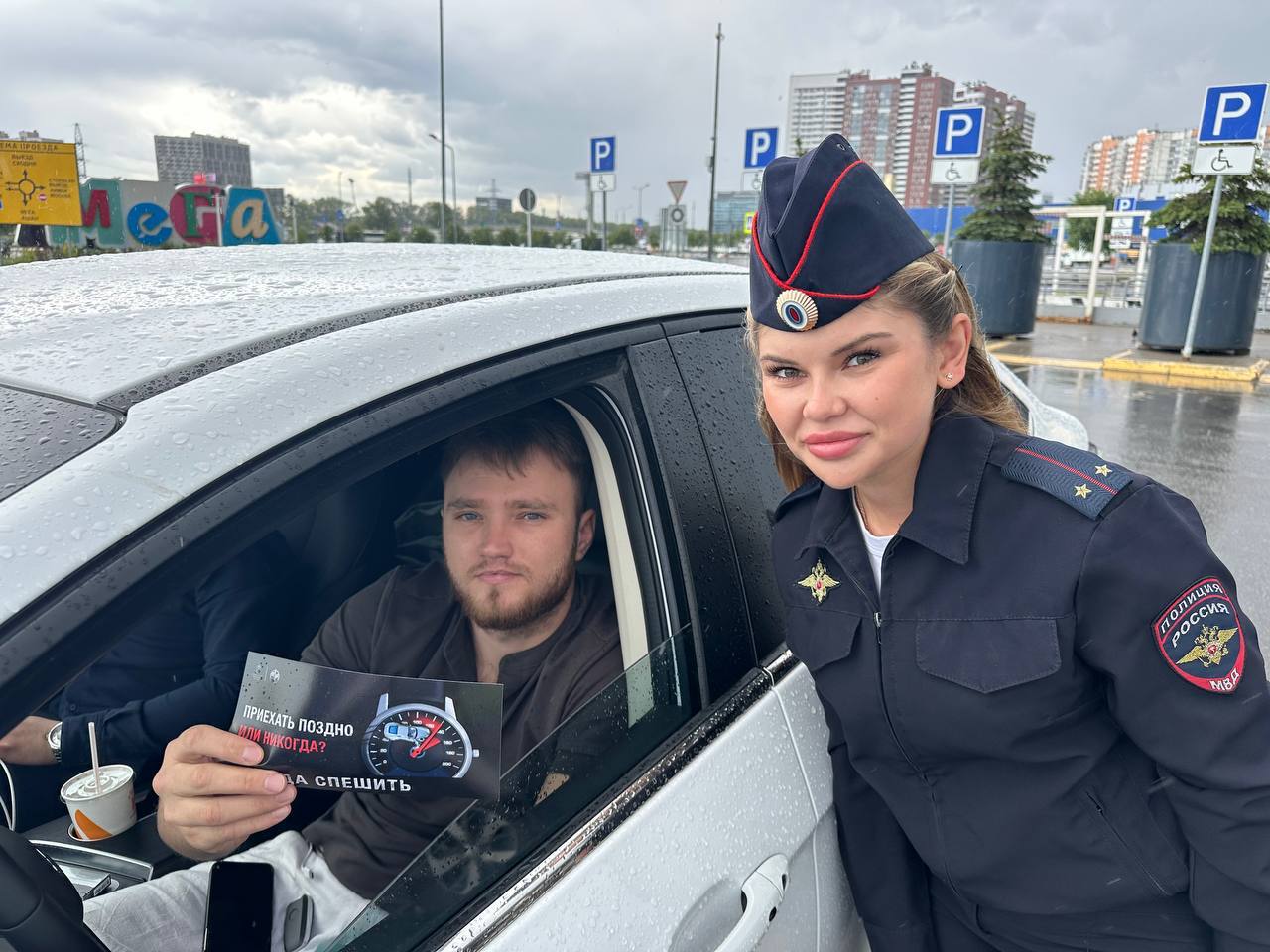 В Химках Госавтоинспекция напомнила водителям о ПДД в рамках раунда «Некуда спешить» В рамках социального раунда «Некуда спешить» сотрудники Госавтоинспекции провели профилактические беседы с водителями на парковке одного из крупных торговых центров Химок. Мероприятие было направлено на повышение культуры вождения и снижение риска дорожно-транспортных происшествий. В ходе общения автоинспекторы напомнили водителям о необходимости соблюдения скоростного режима, важности пропускать пешеходов на пешеходных переходах, а также о правилах соблюдения безопасной дистанции и исключения опасных маневров. В завершение акции всем участникам были вручены тематические листовки, содержащие ключевые напоминания о соблюдении Правил дорожного движения, в том числе о скоростном режиме.