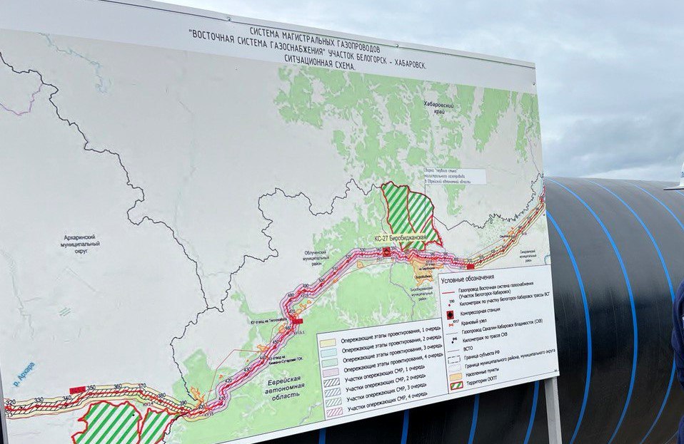 Готовность проходящего по территории ЕАО магистрального газопровода оценили в 64 Глава Газпрома Алексей Миллер на совещании посвященном подведению предварительных итогов года заявил о высокой степени статуса строительства магистрального газопровода Белогорск Хабаровск В 2024 году ПАО Газпром начал работы по строительству перемычки между крупнейшими газотранспортными системами Сила Сибири и Сахалин Хабаровск Владивосток Ее общая протяженность составит 828 км 336 км основной магистральной трубы проходят по территории ЕАО Белогорск Хабаровск позволит газифицировать город Белогорск Амурской области и столицу Еврейской автономной области город Биробиджан Статус строительства газопровода высокий 64 сказал глава Газпрома Завершение строительства газопровода ожидается к 2027 году строительства газопровода Развитие газовой инфраструктуры дальневосточных регионов за счет этой газотранспортной артерии начнется в 2027 2028 годах Подпишись novostiEAO MAX