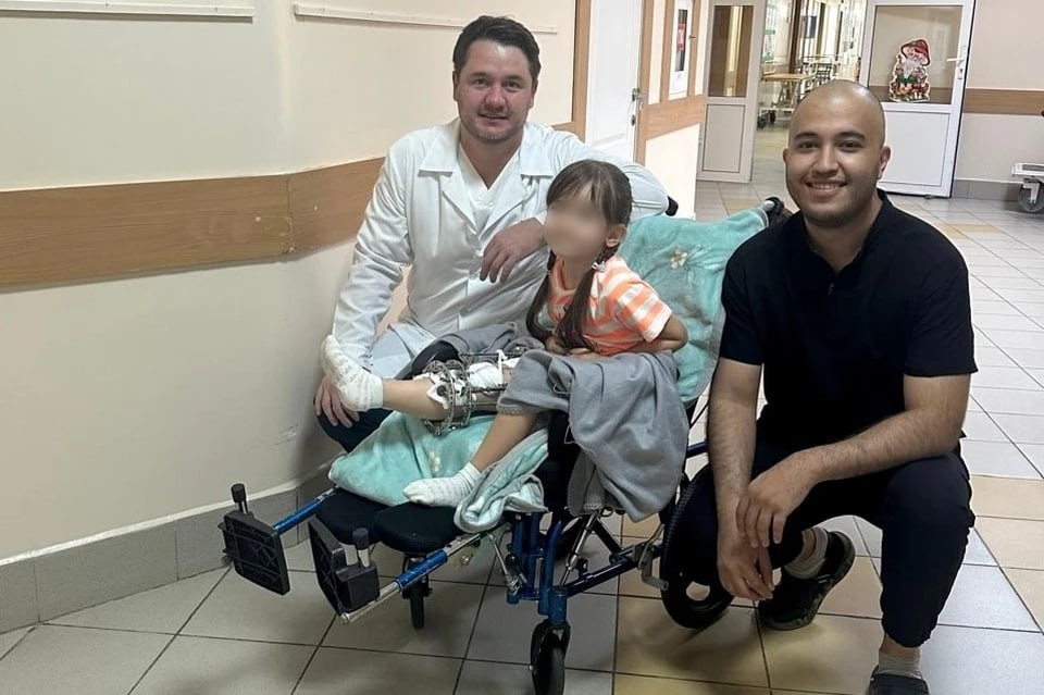 Опухоль разъедала кость: 4-летняя девочка страдала от переломов из-за редкой патологии  Опухоль захватила кость 4-летней малышки. Редкая патология истончала кость, меняла ее структуру и грозила переломами. К слову, после перелома бедренной кости девочка и попала в Центр Илизарова. К тому моменту киста в кости выросла до размера спичечного коробка.  – Киста буквально съела тот фрагмент бедренной кости, где располагалась. Совсем близко находилась зона роста, и любое промедление или неправильно выбранная тактика лечения грозила последующими прогрессирующими укорочениями и деформацией конечности, – отметил заведующий отделением №6 Центра Илизарова Сергей Леончук.  Но теперь все это девочке не грозит. Врачи вычистили место, где располагалась киста. А образовавшуюся пустоту заполнили тканью из другой кости этого же ребенка. Дефект закрыли, скоро девчушка сможет не только ходить, но и бегать.  Хотя эта патология встречается редко, в Клинике Центра Илизарова с ней работают далеко не в первый раз. Избавиться от опухолей помогла уже многим пациентам с костными кистами длинных трубчатых костей.