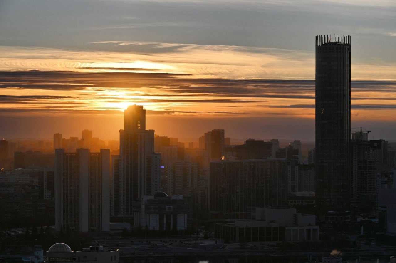 Температурный рекорд зафиксирован в Екатеринбурге Накануне температура воздуха в городе прогрелась до 7 5 С что является рекордом для 15 ноября данные за 134 года метеонаблюдений в городе Предыдущий рекорд для этого дня был установлен в аномально тёплом ноябре 2013 года 6 3 С Суточный минимум при этом накануне составил 4 5 С а среднесуточная температура 5 5 С что нехарактерно для середины ноября на Среднем Урале где нормой в это время года является постоянный снежный покров До температурного рекорда всего ноября впрочем далеко в 1932 году в начале этого месяца в Екатеринбурге фиксировалась температура 13 5 С Фото Владимир Задумин Телеграм канал ve4ved Поддержать Подписаться Прислать новость 18