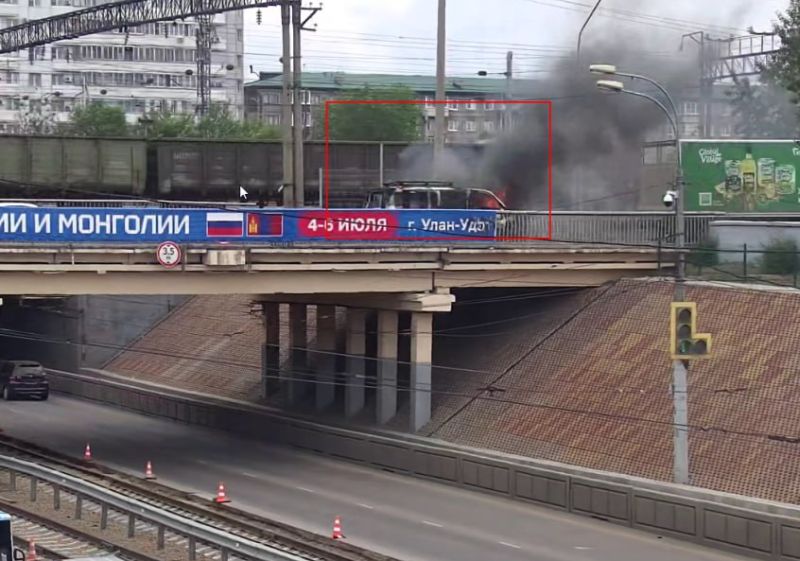 В центре Улан-Удэ сгорела «Истана» Микроавтобус «Истана» загорелся сегодня около полудня в центре Улан-Удэ. Происшествие случилось на путепроводе на ул. Борсоева. Огонь полностью охватил салон машины. #Бурятия Подробности в «Номер один» Сообщить нам свою новость можно по кнопке: Письмо в редакцию