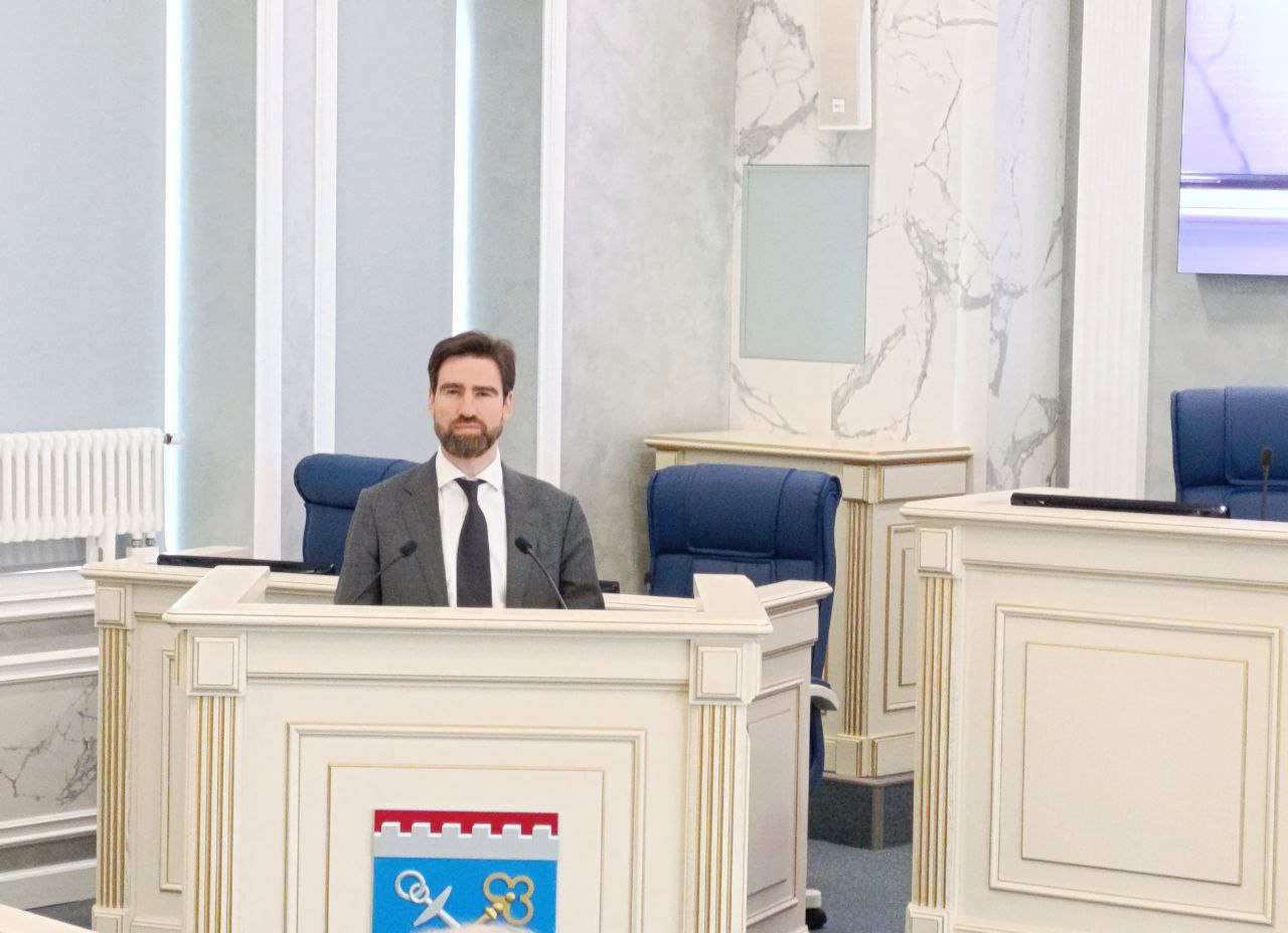Депутаты ЗакСа Ленобласти приняли Стратегию социально-экономического развития региона до 2036 год, внесенную на рассмотрение губернатором Александром Дрозденко. Важно: Стратегия синхронизирована с Указами Президента, в частности, по показателю «ожидаемая продолжительность жизни» поставлена цель достигнуть показателя на 2030 год – 78,56 лет. "Цели и задачи стратегического развития области обширны и охватывают все направления: демография, жилищное строительство, транспортная система, технологический суверенитет и производительность труда, туризм, малый бизнес. Каждое из них было тщательно проработано как внутри правительства, так и внешними экспертами. Цифры не абстрактны, они учитывают текущее состояние экономики региона и перспективы роста Мы уверены, что заложенный фундамент позволит сохранять устойчивость даже в период турбулентности", - прокомментировал зампред правительства по экономике Дмитрий Ялов.