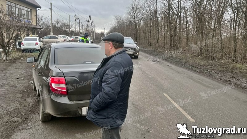 В Новочеркасске в ДТП на улице Сарматской травмы получил водитель  На улице Сарматской в Новочеркасске 18 января около 11:00 произошло ДТП, в котором травмы получил один человек.  По предварительной информации, водитель черного автомобиля «Лада Гранта» двигался по улице Сарматской в сторону автовокзала, в районе ветеринарной клиники хотел повернуть налево, но при этом не заметил, что его в данный обгоняет белая «Лада Гранта». После столкновения машину охранной фирмы откинуло на левую обочину, где она врезалась в бордюр, отчего получила дополнительные повреждения.  В результате ДТП травмы получил 47-летний водитель белой «Гранты», его в больницу доставила бригада скорой помощи.