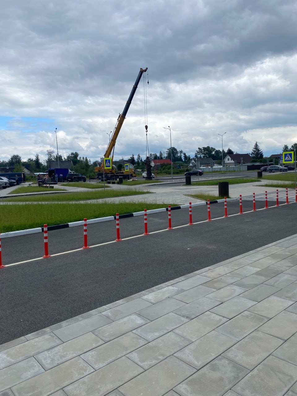 На площади перед аэропортом Пскова идет установка памятника княгине Ольге Фото: Жесть по-Псковски