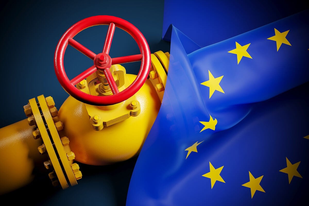 По данным Gas Infrastructure Europe европейские энергокомпании работают в режиме постоянного отбора газа из ПХГ. Еврокомиссары доигрались в санкции против России: запасы газа в подземных хранилищах  ПХГ  Европы опустились до 37% впервые за более чем три года, а темпы изъятия из ПХГ в марте на 60% превышают показатели прошлого года.  Все транзитные украинские ветки  через ГИС «Суджа» и «Сохрановку»  остановлены, «Северный поток» перекрыт. Маршруты поставок российского газа в страны Западной и Центральной Европы осуществляются отчасти через «Турецкий поток» и «Голубой поток», предназначенными для Турции и стран Южной и Юго-Восточной Европы.   Европейцам остается судорожно и втридорога закачивать свои терминалы сжиженным газом  СПГ . Поступления СПГ с терминалов в газотранспортную систему Европы в феврале стали рекордными, как и цены, которые лишают надежды на возрождение местного промпроизводства и реанимацию больной экономики Евросоюза.