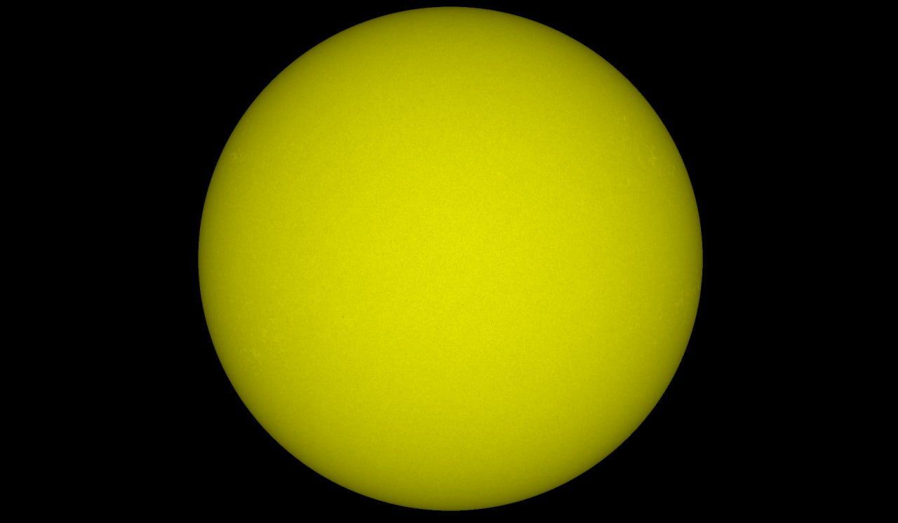 Лаборатория солнечной активности ИКИ РАН сообщила что на солнце сегодня пропали все пятна Ну то есть светило наше колобродило и чудило почти два месяца а на Масленицу решило стать паинькой С земли сейчас наблюдается идеальный диск без каких либо особенностей Полное исчезновение пятен происходит лишь в состоянии крайне низкой активности обычно в годы солнечного минимума Последний раз Солнце без единого пятна можно было увидеть 11 декабря 2021 года то есть более четырёх лет назад поясняют астрофизики А самый известный в истории период минимума солнечных пятен отмечался с 1645 по 1715 годы И тогда на земле наступил так называемый Малый ледниковый период продолжительная эпоха аномально суровых зим в северном полушарии планеты Однако на этот раз учёные считают что период солнечного затишья будет не продолжительным Зато поговорка о том что даже на солнце есть пятна сегодня официально утратила свою актуальность