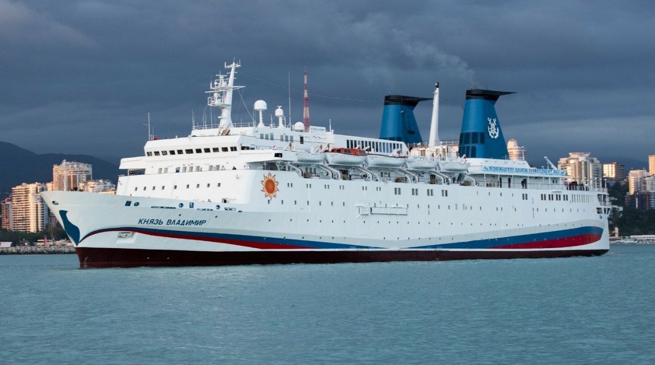 Пассажирский лайнер Князь Владимир вновь выставлен на аукцион Начальная стоимость составляет 873 5 миллиона рублей Судно 1971 года постройки принадлежит новороссийской компании Черноморский круизы Выполняло рейсы по Черному морю в том числе на линии Сочи Новороссийск Ялта Севастополь В 2023 году связало туристическим маршрутом Сочи и Сухум С момента спуска на воду лайнер сменил 7 имён и 4 флага В марте 2025 года судно пытались продать за 844 млн рублей но аукцион тогда не состоялся из за отсутствия заявок Севкор теперь в MAX Читайте Севкор