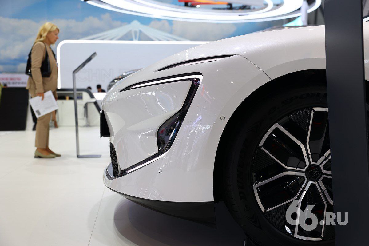 Рекорда достигли налоговые сборы с люксовых автомобилей Рынок премиальных машин за год вырос на треть Их покупатели принесут в бюджет 5 млрд рублей Эксперты считают что такая тенденция связана с общим удорожанием машин налогом на роскошь облагаются все модели стоимостью свыше 10 млн рублей Но это не единственная причина Рассказываем какие автомобили в 2025 году считаются люксом и кто на них пересел