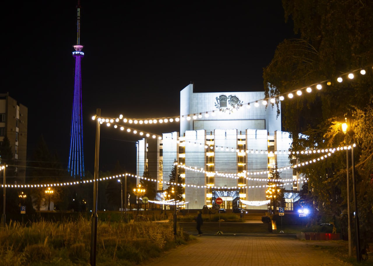 На зданиях и улицах Челябинска включат фиолетовую подсветку Челябинск присоединится к акции Мненефиолетово которая приурочена к международному Дню недоношенных детей В знак поддержки семей и малышей родившихся раньше срока 16 и 17 ноября в городе зажгут особую подсветку Фиолетовые огни появятся на главной телебашне здании делового центра Челябинск Сити улицах Комарова Героев Танкограда Свердловском проспекте и Бродокалмакском тракте а также на других административных и промышленных объектах На фасадах торговых комплексов не только включат подсветку но и запустят видео на экранах Поддержка людей это самый громкий сигнал Ты не один Каждый ребенок это чудо и наша общая задача помочь этому чуду свершиться подчеркнули в администрации День недоношенных детей приходится на 17 ноября В акции участвуют свыше 200 стран В знак солидарности по всему миру включают подсветку а люди надевают фиолетовые вещи Подписаться на vecherchel Голосовать за канал