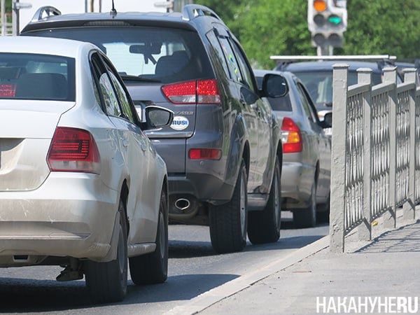 В сентябре в России повысят ряд госпошлин для автовладельцев С сентября в России планируют увеличить ряд транспортных пошлин. Так, сбор за получение водительских прав вырастет вдвое: за удостоверение старого образца нужно будет заплатить 4 тыс. руб., за новое — 6 тыс. Также подорожает выдача международных прав — с 1,6 тыс. до 3,2 тыс. руб. Получение паспорта транспортного средства теперь обойдется в 1,2 тыс. руб., что в полтора раза дороже. Внесение изменений в документ будет стоить 525 руб., вместо 350 руб. Увеличится и госпошлина за свидетельство о регистрации транспортного средства СТС и за другие документы.