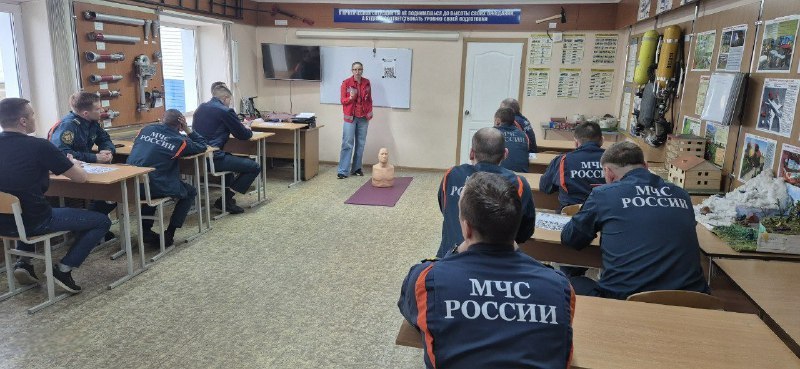 Ключевые навыки оказания доврачебной помощи отработали сотрудники МЧС Магадана В пожарно-спасательной части Магадана в рамках проекта Знание.Государство лектор Общества «Знание», инструктор «Школы милосердия» регионального отделения общероссийской организации «Российский Красный Крест» Анастасия Ус рассказала, как правильно оказывать первую помощь. «Важно помнить, что в критических ситуациях решающую роль часто играют первые минуты после происшествия, и грамотные действия очевидцев могут значительно увеличить шансы пострадавшего на выживание», – сказала она. Сотрудники МЧС под руководством лектора отточили знания, которые можно применять в реальной жизни, отработали сценарии, основанные на реальных ситуациях и получили развернутые ответы на вопросы. Слушатели подробно разобрали действия при различных экстренных ситуациях: обмороках, кровотечениях, ожогах, переломах и отравлениях, научились оценивать состояние пострадавших, накладывать жгуты и давящие повязки.