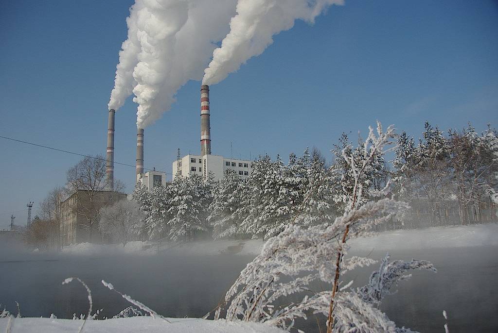 Счетная палата начала проверку обмена активами между РусГидро и СГК Об этом пишет КоммерсантЪ Что важно знать Счетная палата проводит оценку законности и эффективности сделки между РусГидро и СГК по обмену Приморской ГРЭС и связанного с ней технологически Лучегорского угольного разреза на долю в Дальневосточной энергетической компании ДЭК Проверка проводится по поручению Президента РФ ее срок до 1 марта Приморская ГРЭС мощностью 1 5 ГВт и Лучегорский разрез с запасами 470 млн тонн угля перешли под контроль СГК на тот момент входила в СУЭК Андрея Мельниченко летом 2020 года В рамках сделки см Ъ от 14 июня 2019 года принадлежавшие РусГидро ГРЭС и угольный разрез были обменяны на 41 98 в уставном капитале ДЭК которая владеет Дальневосточной генерирующей компанией ДГК и Дальневосточной распредсетевой компанией ДРСК Одновременно РусГидро одобрило капитализацию долга ДГК на 40 5 млрд руб увеличив долю в компании до 94 По данным Ъ доля СГК в ДЭК оценивалась в 7 6 7 9 млрд руб что соответствовало стоимости Приморской ГРЭС и разреза После закрытия сделки СГК объявила масштабную программу модернизации Приморской ГРЭС которая покрывает около половины потребностей Приморского края в электроэнергии Изначально правительством закладывалось около 65 млрд руб инвестиций но впоследствии оценка выросла примерно в 1 5 раза до 108 млрд руб что объясняется ростом стоимости оборудования дефицитом подрядчиков на Дальнем Востоке и расширением объёма работ Модернизация ведётся поэтапно по блокам при этом ГРЭС уже включена в государственную программу обновления тепловой генерации а в перспективе обсуждается и строительство новых энергоблоков на площадке РусГидро указывает что обмен позволил избавиться от операционно убыточной угольной генерации в Приморье и увеличить денежный поток группы за счёт более эффективного контроля над дальневосточными энергетическими активами Аудиторов же интересует насколько справедливой была оценка Приморской ГРЭС и разреза на момент сделки не был ли выход из угольной генерации чрезмерно выгоден для частного инвестора и соблюдаются ли целевые параметры модернизации станции включая сроки и объём вложений По оценке экспертов если Счетная палата выявит ущерб интересам государства или риски для энергетической безопасности региона её выводы могут стать основанием для пересмотра условий обмена или даже для оспаривания сделки в суде вплоть до сценария возврата Приморской ГРЭС под контроль РусГидро Просто факт В середине 2010 х в состав Совета директоров Русгидро входил нынешний глава Счетной палаты Борис Юрьевич Ковальчук Анонимный Молотников Читайте нас в MAX