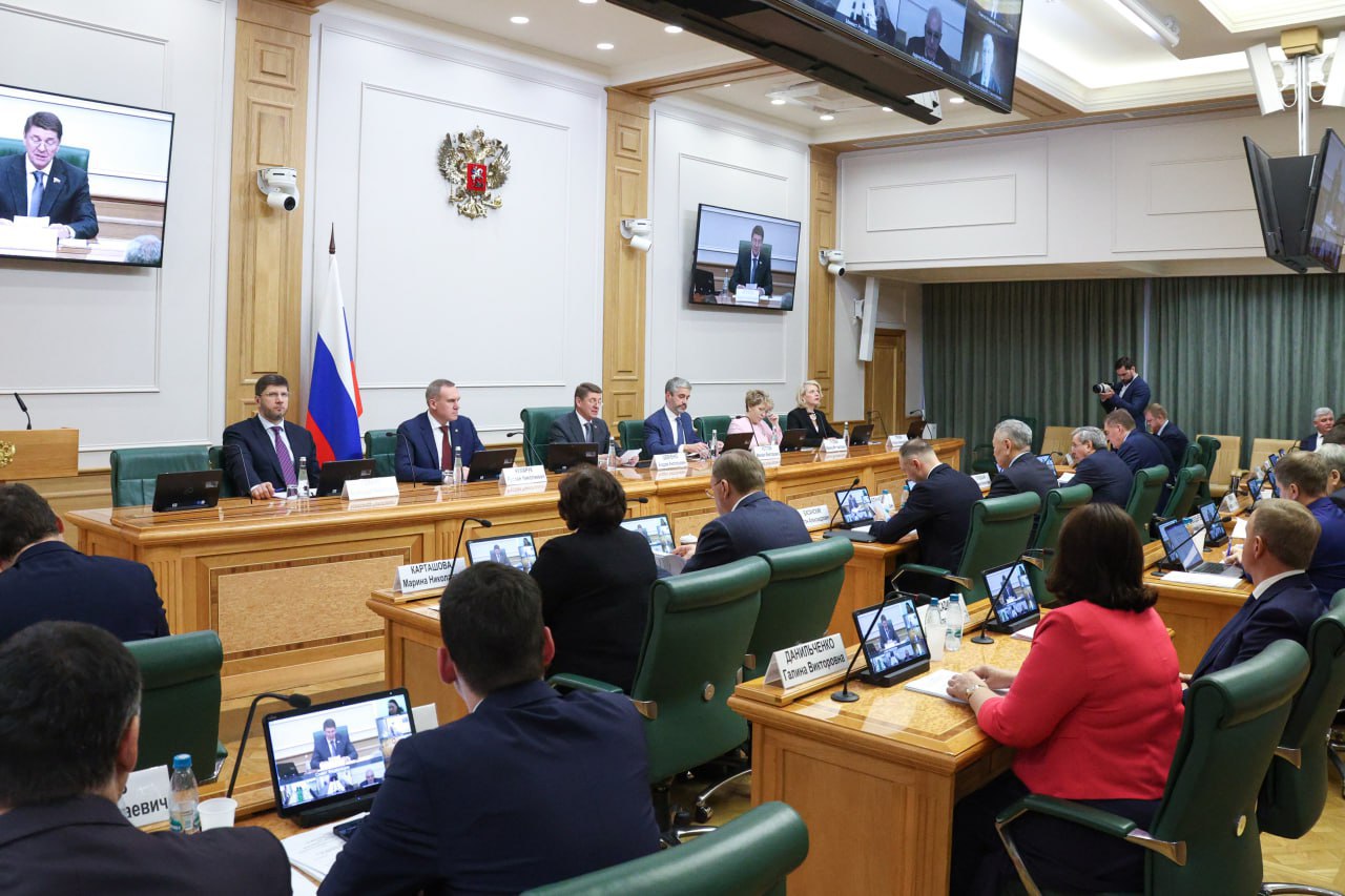 Мэр Руслан Болотов принял участие в заседании Совета по местному самоуправлению при Совете Федерации СФ РФ Встреча состоялась в Москве Ее тема Актуальные вопросы стратегического планирования на муниципальном уровне проблемы и пути решения Мероприятие прошло под руководством председателя Комитета СФ по федеративному устройству региональной политике местному самоуправлению и делам Севера Андрея Шевченко В обсуждении приняли участие сенаторы Российской Федерации депутаты Государственной Думы представители Счетной палаты России профильных министерств субъектов РФ отраслевых организаций и экспертного сообщества В ходе заседания были выработаны конкретные предложения по совершенствованию системы стратегического планирования включая создание единого механизма при разработке стратегии повышение уровня подготовки кадров и закрепление правового статуса мастер планов Важным вопросом мы считаем повышение уровня профессиональной подготовки кадров органов местного самоуправления в сфере стратегического планирования Для этого предлагаем Министерству высшего образования и науки РФ совместно с Минэкономразвития рассмотреть возможность совершенствования образовательных стандартов с учетом потребностей муниципалитетов сообщил Андрей Шевченко Сопредседатель Всероссийской ассоциации развития местного самоуправления Ирина Гусева подчеркнула значимость площадки для диалога При содействии Совфеда выстроена совместная работа с министерствами и различными ведомствами Сегодня у мэров уникальная возможность обратиться к членам Совета Федерации депутатам Государственной Думы экспертному сообществу Отмечу что несмотря на все сложности муниципалы на своем уровне масштабируют лучшие практики Среди них такие решения как инициативное бюджетирование проектное управление цифровые модели управления Мы знаем что происходит сегодня в любом регионе У нас есть актуальные мастер планы развития территорий Сейчас на площадке ВАРМСУ собрана 31 тысяча практик по всем направлениям и мы готовы ими поделиться сказала Ирина Гусева В ходе заседания Совета обсудили актуальные вопросы стратегического планирования на муниципальном уровне Как отметил Андрей Анатольевич ключевым аспектом в формировании основ стратегии развития страны остаются местные власти У муниципалитетов накоплен большой опыт работы в этом направлении Наши вопросы наработки проблемы с которыми города сталкиваются при составлении стратегии были направлены в Совет Федерации рассказал Руслан Болотов Важно что нас слышат и помогают на федеральном уровне Сегодня муниципалитеты работают в тесной связке со Всероссийской ассоциацией развития местного самоуправления и мы имеем возможность транслировать лучшие муниципальные практики Фото Совет Федерации ФС РФ Подписывайтесь на канал администрации Иркутска в MAX