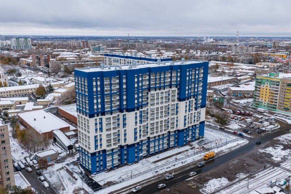 В Новосибирске завершили долгострой с 20 летней историей 8 ноября мэр Новосибирска Максим Кудрявцев проинформировал о завершении одного из самых проблемных долгостроев столицы Сибири на улице Связистов в Ленинском районе Многоэтажку со строительным адресом Связистов 13 1 еще в 2006 году начинало строить ЗАО Сумет однако компания обанкротилась а более 300 дольщиков так и не дождались своих квартир В 2013 м объект был заморожен а главу стройфирмы Владимир Зурков получил срок в колонии за мошенничество Обманутые дольщики создали ЖСК Тем временем долгострой со степенью готовности 10 мог пойти под снос но власти решили реанимировать объект Подробности на сайте Прецедента