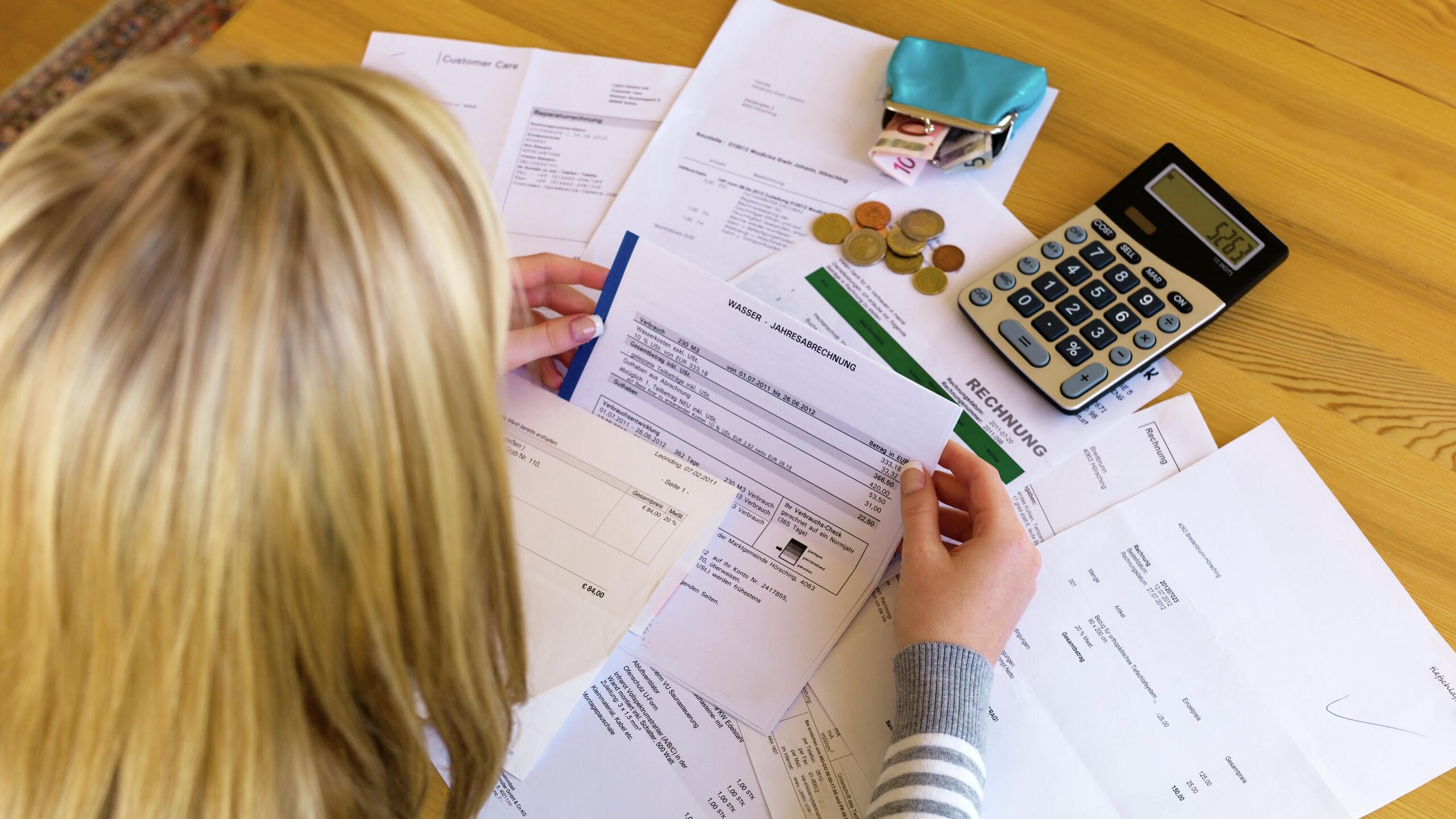 Чем грозит списание долгов через процедуру банкротства которое предлагают гражданам недобросовестные юристы рассказал агентству Прайм руководитель Центра правопорядка в Москве и Московской области Александр Хаминский Рынок личного банкротства переполнен предложениями но за обещаниями списать все за копейки часто скрываются обманные схемы объяснил он Как правило такие специалисты предлагают должникам вывести имущество на третьих лиц чтобы его сохранить Но на практике такие сделки могут быть оспорены финансовым управляющим Кроме того далеко не факт что выведенное вам вернут указал юрист Такие схемы несут риски потери имущества и требуют дополнительных платежей о которых сразу не предупреждают Суммы в рамках судебного банкротства достигают 150 тысяч рублей в месяц при этом никто не гарантирует полного освобождения от долгов предупредил Хаминский