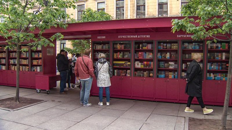 На Малой Конюшенной улице стартовал XI сезон фестиваля "Книжные аллеи" В Петербурге на Малой Конюшенной улице 7 июня начался XI сезон фестиваля "Книжные аллеи". Концепцией сезона стал "Литературный город-сад", внимание уделено роли книги в формировании культурной среды города. Об этом рассказали в пресс-службе Смольного. На книжных аллеях будут стоять более 10 тысяч книг: новинки, бестселлеры, произведения современных петербургских авторов. "За десять лет своего существования "Книжные аллеи" стали по-настоящему любимым фестивалем, народным и семейным. Они погружают жителей и гостей города в уникальную среду культурной столицы России, объединяют поколения, украшают летний Петербург. А сегодня выглядят особенно актуально в свете последних инициатив нашего Президента по развитию клубов чтецов в России и внедрению "детских карт" для покупки книг", – заявил губернатор Александр Беглов. В рамках фестиваля состоятся театральные недели, поэтические вечера и музыкальные концерты.