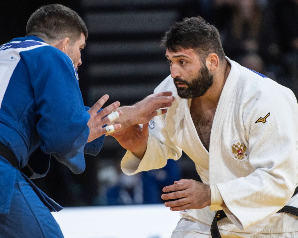 Четверо российских дзюдоистов претендуют на премии Международной федерации дзюдо IJF Об этом сообщила пресс служба Федерации дзюдо России Инал Тасоев Тимур Арбузов и Матвей Каниковский номинированы на премию спортсмен года На награду иппон года претендуют Тасоев приём o учи гаеши и Адам Цечоев сеои нагэ В 2025 м году Тасоев завоевал золото ЧМ в Будапеште и ЧЕ в Подгорице становился чемпионом турнира Большого шлема в Париже и Тбилиси Арбузов стал чемпионом мира и Европы взял золото на турнире Большого шлема в Ташкенте Каниковский занял первое место на ЧМ завоевал золото Ташкент и бронзу Токио на турнирах Большого шлема Цечоев выиграл серебро и бронзу на турнирах Большого шлема в Душанбе и Улан Баторе news matchtv David Finch Getty Images