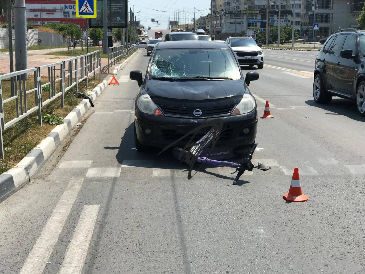 Подростка на самокате сбили на переходе в Новороссийске. Авария произошла на проспекте Ленина в городе-герое. Водитель «Ниссана» сбила 17-летнего подростка, который переезжал пешеходный переход на самокате. Подросток получил травмы и был госпитализирован.