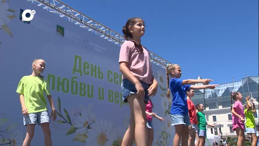 Празднование Дня семьи, любви и верности: подарки для нуждающихся и праздничные мероприятия в Омске