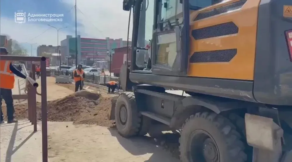 Ремонты на улицах в центре Благовещенска планируют завершить к 20 мая В администрации Благовещенска рассказали что уже сделано и что осталось выполнить в рамках дорожного ремонта В Благовещенске завершается дорожная кампания на участках улиц Красноармейская и Краснофлотская На Красноармейской первым этапом стало обновление водопровода на участке улицы от 50 лет Октября до улицы Шевченко Сейчас рабочим осталось смонтировать водопроводную камеру на перекрестке Шевченко Красноармейская и проложить около 50 метров водопровода за перекрестком в сторону улицы Богдана Хмельницкого В квартале от улицы Пионерской до Шевченко заканчивают монтаж двух оставшихся труб колодцев Параллельно здесь готовят основание под асфальт Уложить первый слой планируют на выходных если позволит погода На отрезке от 50 лет Октября до Пионерской уже уложили нижний слой асфальта Улица Краснофлотская готова на 80 процентов Напомним работы ведутся на участке от улицы Островского до улицы Театральная Дорожники полностью заменили подземные коммуникации Появилось там и новое асфальтное покрытие В настоящее время продолжают укладывать тротуарную плитку монтировать автобусные остановки бортовой камень устанавливать светильники и прокладывать кабели освещения В итоге на указанном участке будет двухполосная дорога с односторонним движением парковки на 32 места регулируемые пешеходные переходы искусственные дорожные неровности и три остановки для общественного транспорта Основные работы на обеих улицах планируют завершить к 20 мая Магистрали обновляют благодаря нацпроекту Инфраструктура для жизни сообщили в администрации Благовещенска Скриншот видео max ru blagoveshchensk rf ТЕЛЕПОРТ РФ здесь все об Амурской области  Мы в МАХ  Написать нам