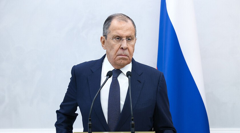 Лавров заявил, что Россия не бросит русскоязычных под властью киевского режима Россия не может оставить русскоязычных людей под властью киевской хунты во главе с Зеленским, который запрещает все русское. Об этом заявил глава МИД РФ Сергей Лавров. «На территории Украины, которая за пределами конституционных границ Российской Федерации, миллионы людей разговаривают на русском языке, он для них родной. Оставить их под началом хунты, запретившей даже разговаривать на русском языке, только думать еще не запретили, это будет как раз очень большим преступлением», — заявил он на посольской конференции. Глава российской дипломатии назвал иллюзорными надежды киевского режима на то, что после прекращения боевых действий остатки Украины будут жить по тем антирусским законам, которые он напринимал. Читать полностью , VK и ОК и читайте новости на нашем сайте