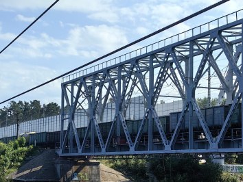 СОЖТ и Госдума обсудили меры по восстановлению железнодорожной грузовой базы Со стороны СОЖТ во встрече принимали участие члены президиума организации И В Ромашов А А Дружинин И С Алафинов С В Калетин а также исполнительный директор И С Санковский Основными темами обсуждения стали вопросы перетока грузовой базы с железнодорожного на другие виды транспорта подходы к решению возникающих в этой связи проблем и законодательного регулирования отрасли Подробнее