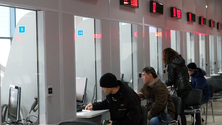 Мигранты с доходом ниже прожиточного минимума не смогут получить или продлить патент на работу Такие изменения одобрила правкомиссия по законопроектной деятельности Согласно поправкам к закону трудовые мигранты будут обязаны содержать себя и членов своей семьи проживающих на территории РФ и находящихся на их иждивении не ниже уровня прожиточного минимума с учетом регионального коэффициента jkinvest news jkinvest