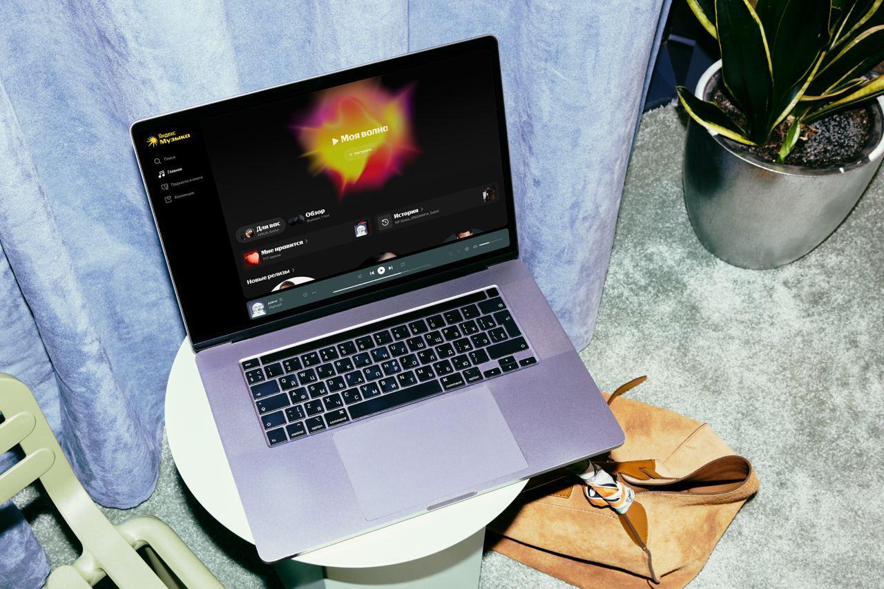 Уже больше 30 5 миллионов подписчиков в месяц слушают Яндекс Музыку Один из основных факторов роста аудитории внедрение рекомендаций на базе ИИ Об этом стало известно из финансового отчета Яндекса за 3 й квартал 2025 года Рост за год составил 32 а среди интересных цифр каждый второй трек который добавляют себе слушатели им открывает Моя волна Успех напрямую связывают с переходом на рекомендации на базе генеративных нейросетей Так например в этом году стриминг первым среди музыкальных сервисов в мире внедрил новое поколение ИИ рекомендаций генеративную модель ARGUS созданную исследователями Яндекса Это способствовало тому что слушатели Моей волны стали добавлять в Коллекцию на 20 больше треков артистов которых они слышат впервые