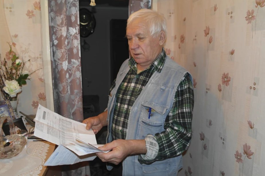 Как севастопольцы будут платить за отопление новые старые правила Федеральное правительство решило что граждане должны платить за отопление только в холодный период Сейчас в Севастополе работают оба способа оплаты отопления в течение отопительного периода либо равномерно в течение года Если в многоквартирном доме установлен счетчик например после капитального ремонта то плата рассчитывается исходя из фактически принятого количества тепловой энергии по показаниям а жители платят только в холодный период пока идет отопительный сезон Если общедомового счетчика нет то Севтеплоэнерго рассчитывает плату из нормативов потребления утверждаемых правительством города Есть мнение что из за нововведений вырастут счета а многие платить не смогут Комсомолка выяснила что и когда изменится для севастопольцев Читайте в статье КП Севастополь Подпишись на КП Севастополь Читайте нас в MAX
