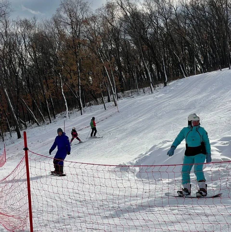 Горнолыжная база на окраине Благовещенска открылась раньше всех сезон в горнолыжном центре Белогорье один из самых продолжительных Горнолыжный центр Белогорье в Амурской области первый на Дальнем Востоке справился с оснежнением трассы Он уже открыт для горнолыжников и сноубордистов сообщили в пресс службе регионального Минспорта Центр создан в 2019 году по инициативе губернатора Амурской области В прошлом сезоне катание началось также рано 8 ноября одновременно с курортом Холдоми В этом году поставлен своеобразный рекорд база открылась раньше всех 3 ноября Трассы в Белогорье покрыты искусственным снегом и подготовлены ратраком вечером здесь работает освещение В горнолыжном центре функционирует кафе прокат оборудования и школа инструкторов Имеются детские и взрослые секции по горнолыжном спорту Регулярно проводятся соревнования По данным Минспорта горнолыжный сезон в Белогорье также один из самых продолжительных катание доступно до начала апреля База находится в поселке Белогорье в черте города Благовещенск Фото t me min fks28 ТЕЛЕПОРТ РФ здесь все об Амурской области Мы в МАХ Написать нам