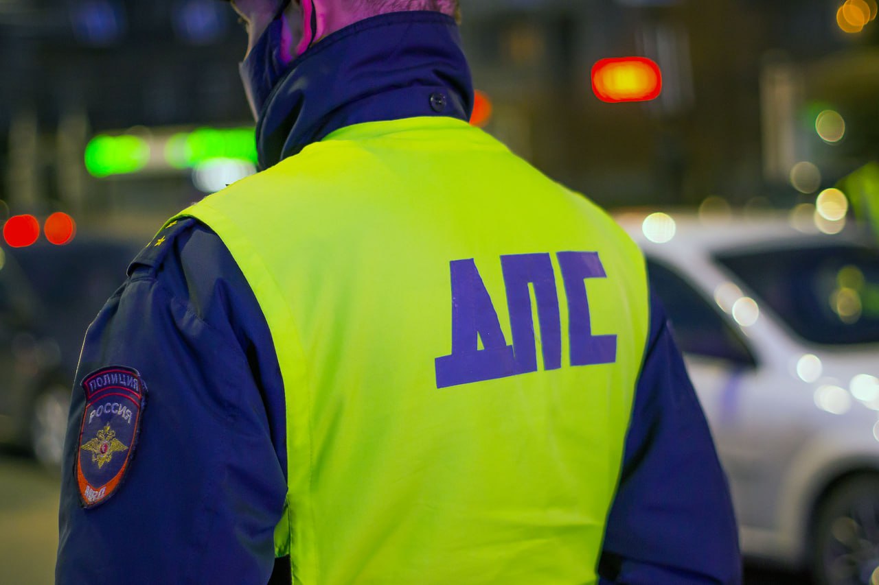 На Южном Урале 14 человек пострадало в ДТП с рейсовым автобусом Сегодня в районе 10 часов на 3 километре автодороги Первомайский Челябинск Троицк произошло дорожно транспортное происшествие с участием трёх машин По предварительной версии которую озвучила Госавтоинспекция Челябинской области водитель рейсового автобуса ПАЗ следует по маршруту Первомайский Коркино при объезде препятствия столкнулся с грузовиком Howo После этого автобус влетел в припаркованный на обочине КАМаз а большегруз Howo вылетел в кювет Уточняется что в момент аварии в автобусе находился 21 человек Из них 14 пострадали в результате столкновения в их числе трое детей Все они отправлены в медучреждения для обследования На месте ДТП работают сотрудники ГАИ МЧС и следственно оперативная группа Инспекторами ДПС осуществляется регулирование дорожного движения По данному факту проводится проверка добавили в пресс службе ГАИ Южного Урала eugenejut