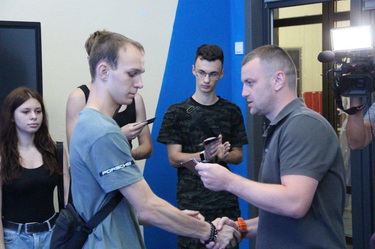 В Мелитополе прошло первое вручение знаков отличия комплекса ГТО в Запорожской области по итогам IV квартала 2024 года.   Более 20 выпускников школы №15 получили золотые, серебряные и бронзовые награды за успешное выполнение нормативов.   И.о. министра спорта и туризма региона Константин Зайцев поздравил награжденных, подчеркнув значимость физической активности и здорового образа жизни.